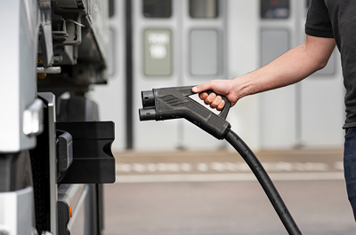 Holistic e-mobility: Mercedes-Benz Trucks now offering charging stations for customer depots