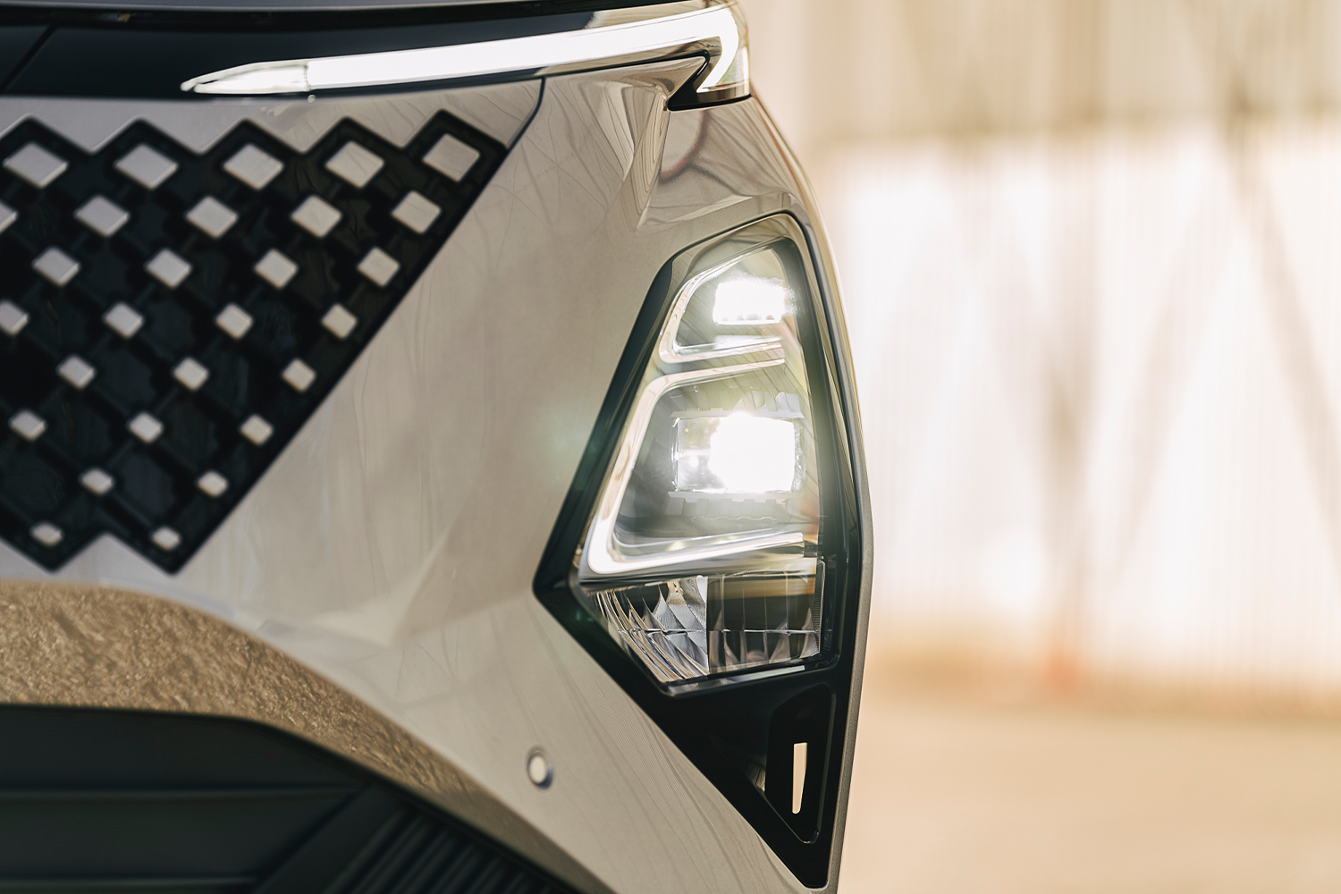 Headlight and part of grille on new OMODA 5 SHS