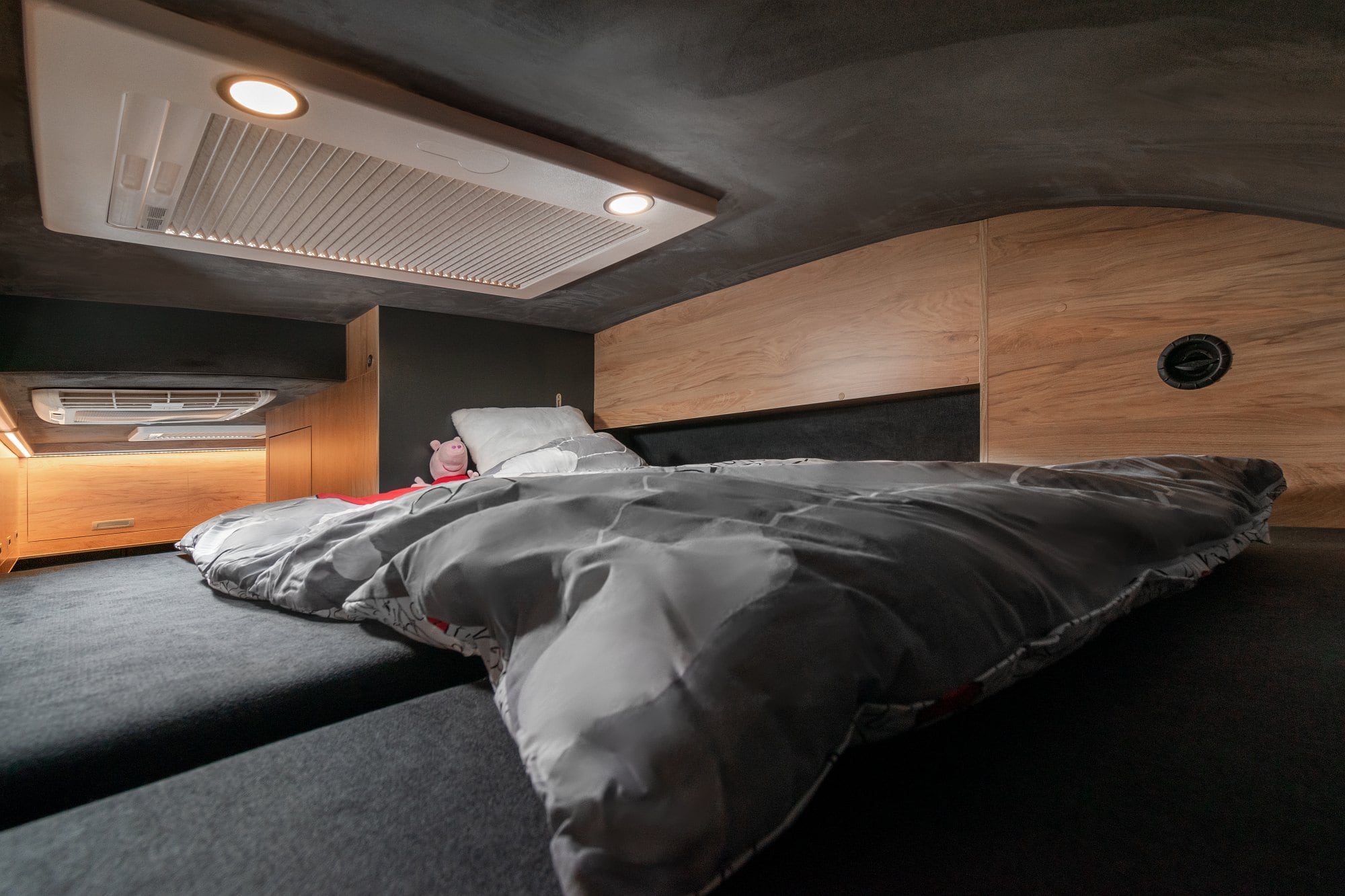 globe traveller interior