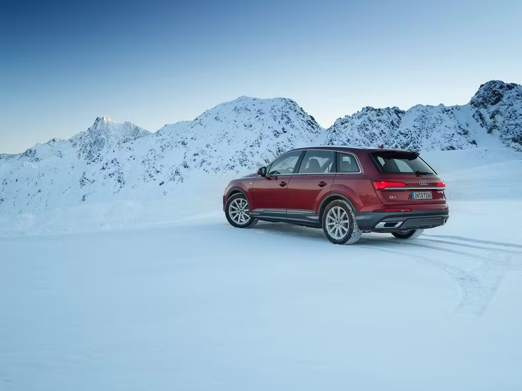 Audi Q7 Rear Side View