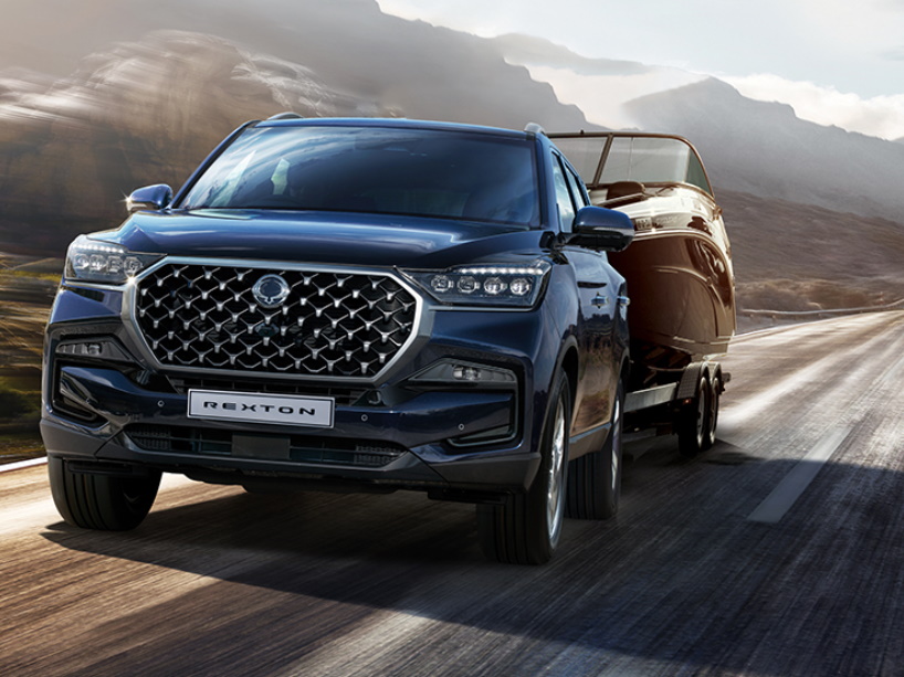 Ssangyong Rexton Exterior towing boat    