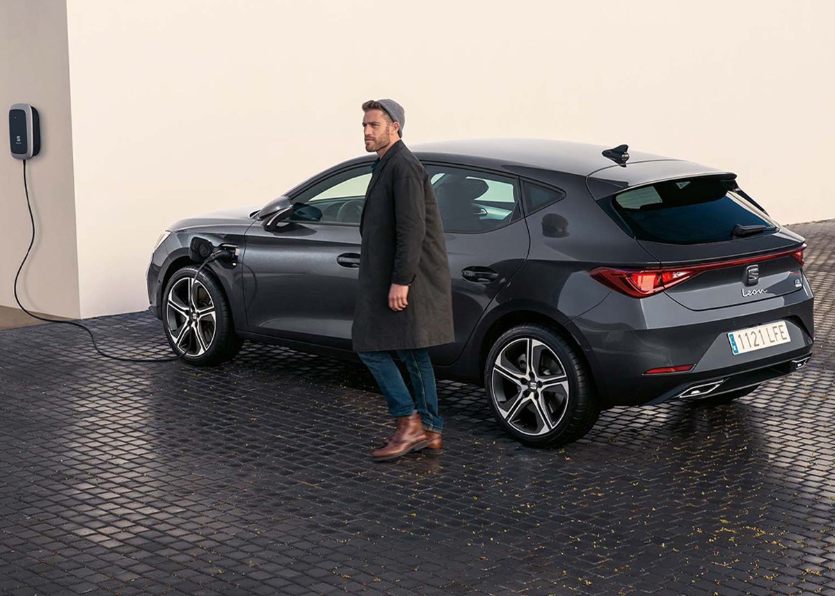 SEAT Leon e-hybird with a man with a hat on