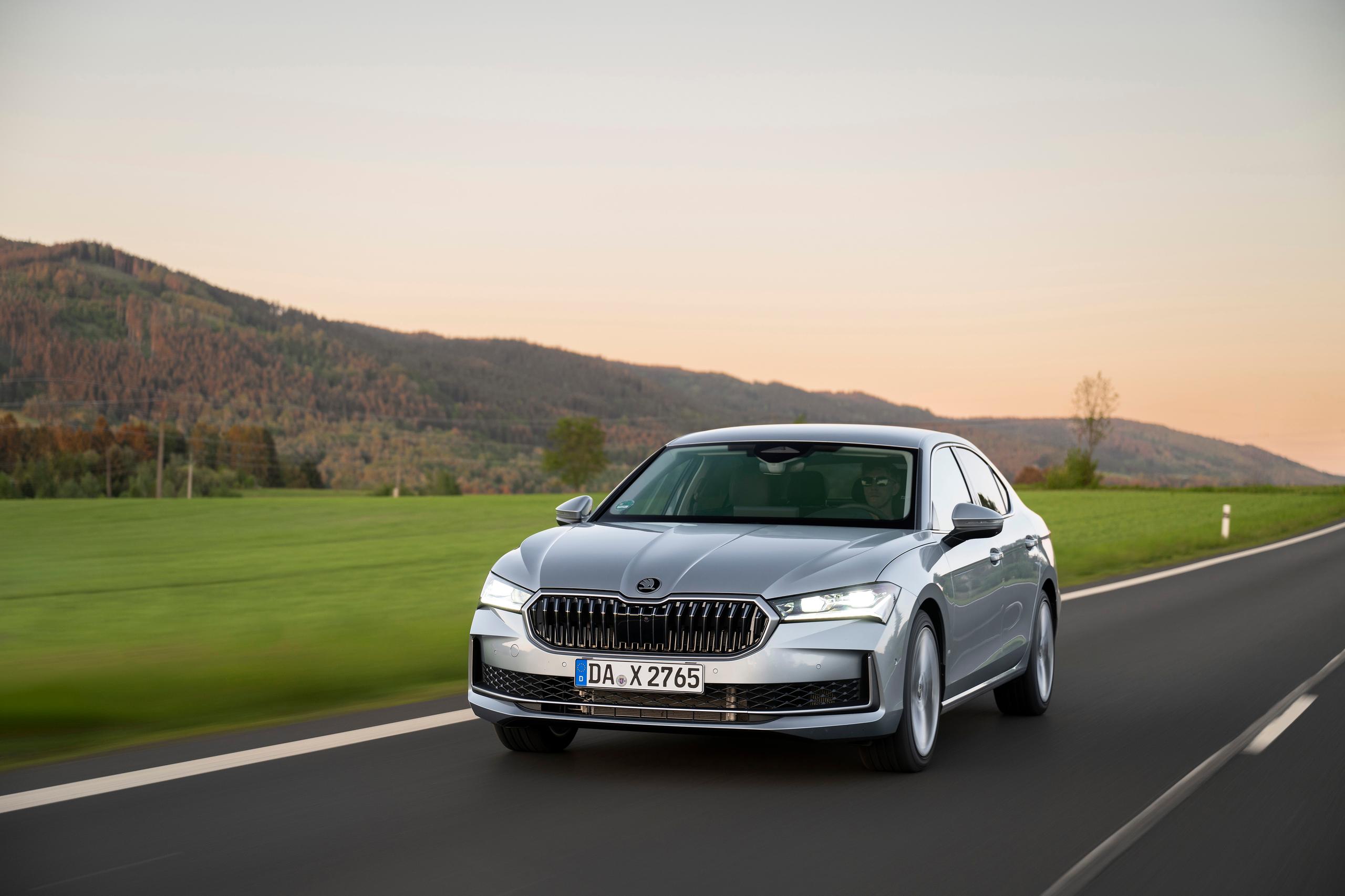 SKODA Superb Hatch Driving