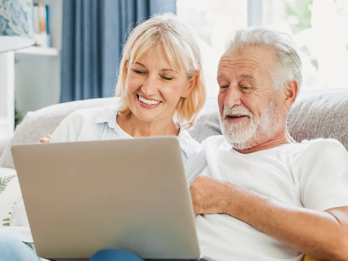 Couple laptop online underwoods motoring