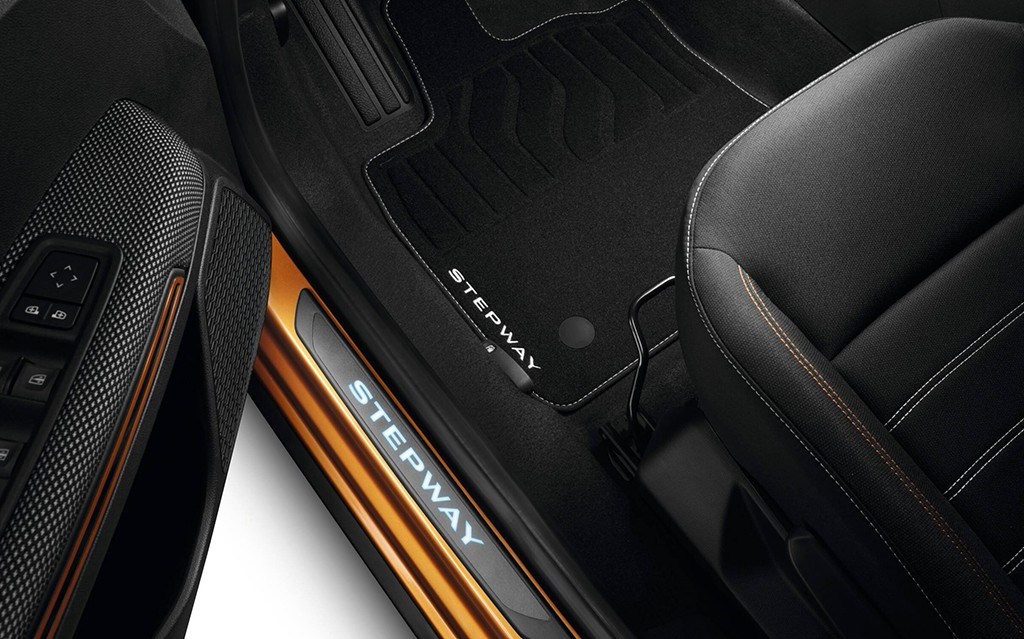 Dacia Sandero Stepway footwell with open door
