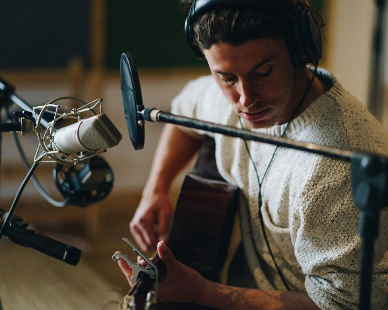 Solar-powered record: Nissan’s Electric Ecosystem supports professional surfer Alan Stokes’ charity track
