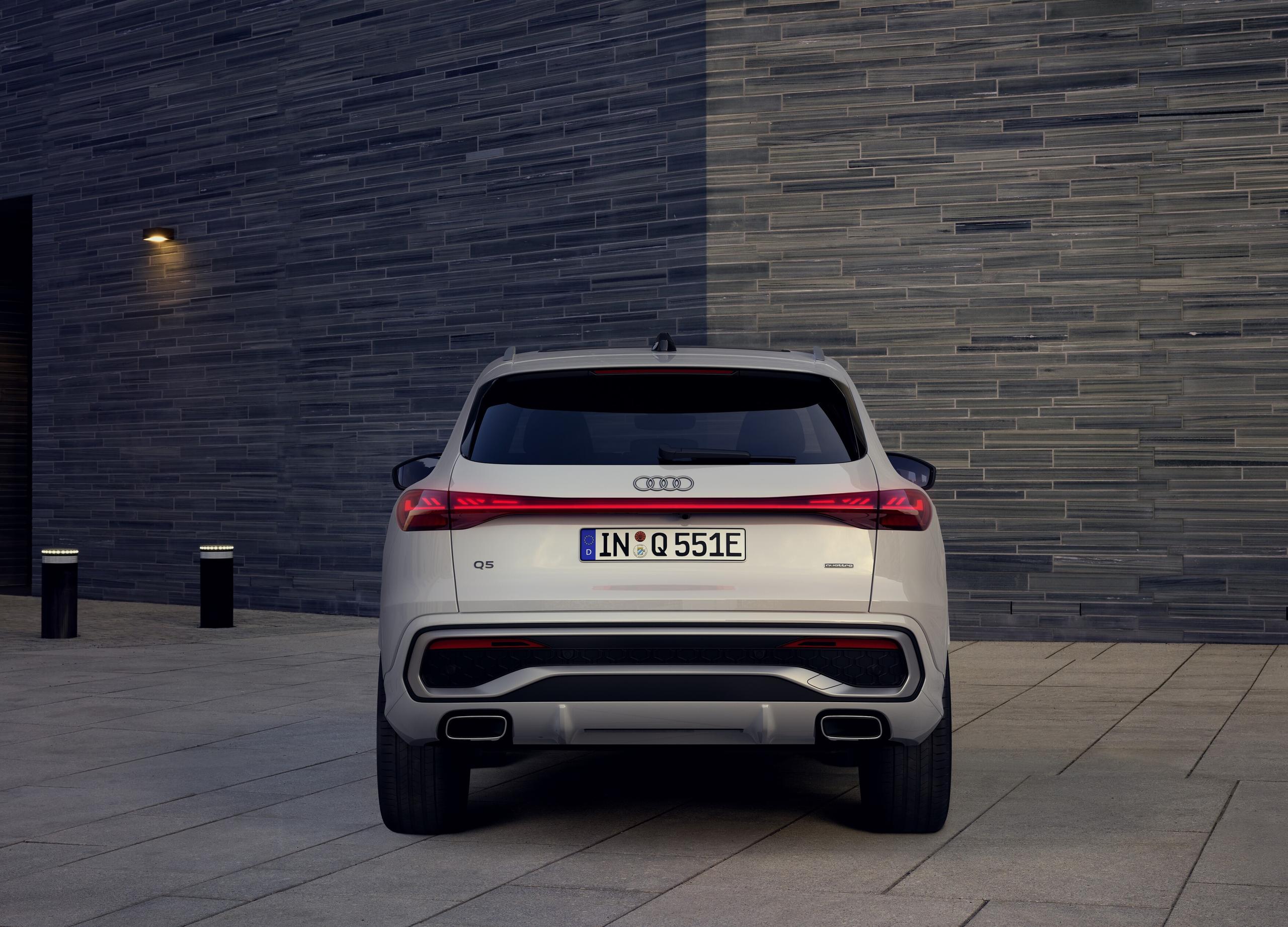 White Q5 e-Hybrid Rear View