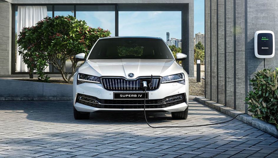 ŠKODA Superb front charging