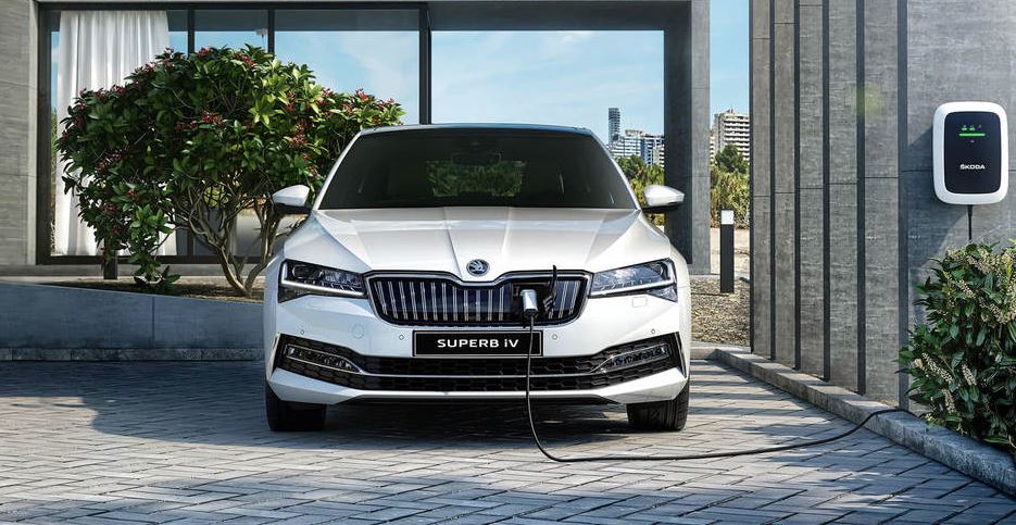 White Superb iV Exterior