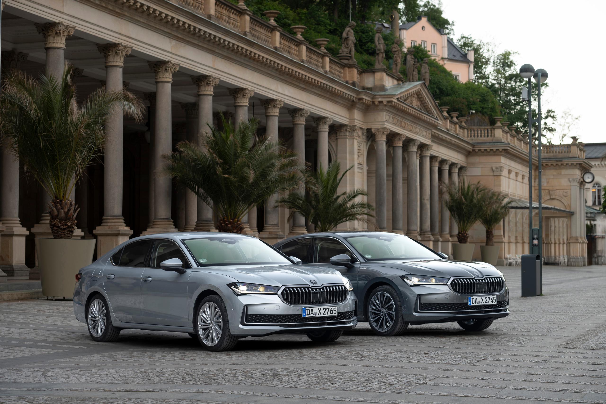 SKODA Superb Front Side View
