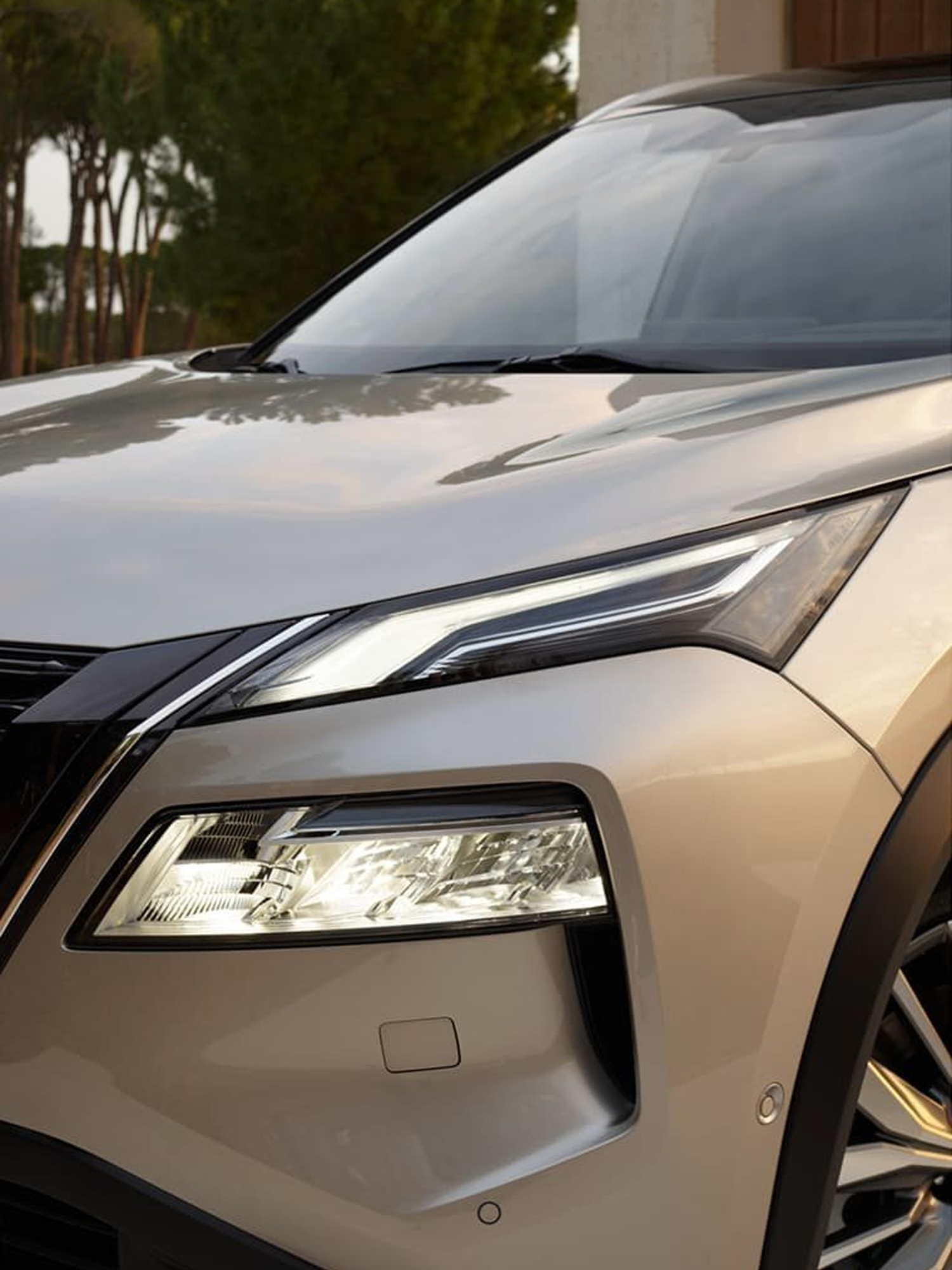 Close up of the right headlight of the Nissan Xtrail