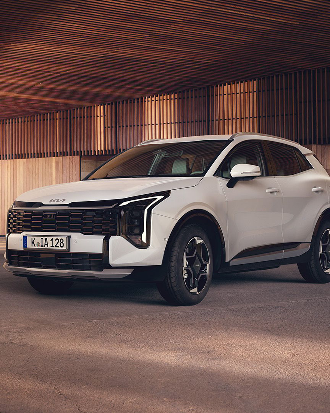 White Kia Sportage Hybrid