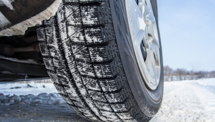 CAr tyre wheel on snowy road