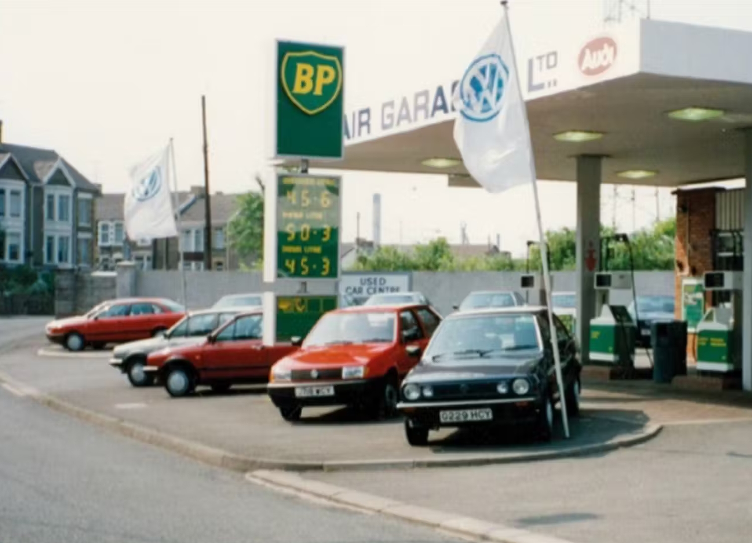 Old Photo Of Sinclair Garage With Cars Out The Front
