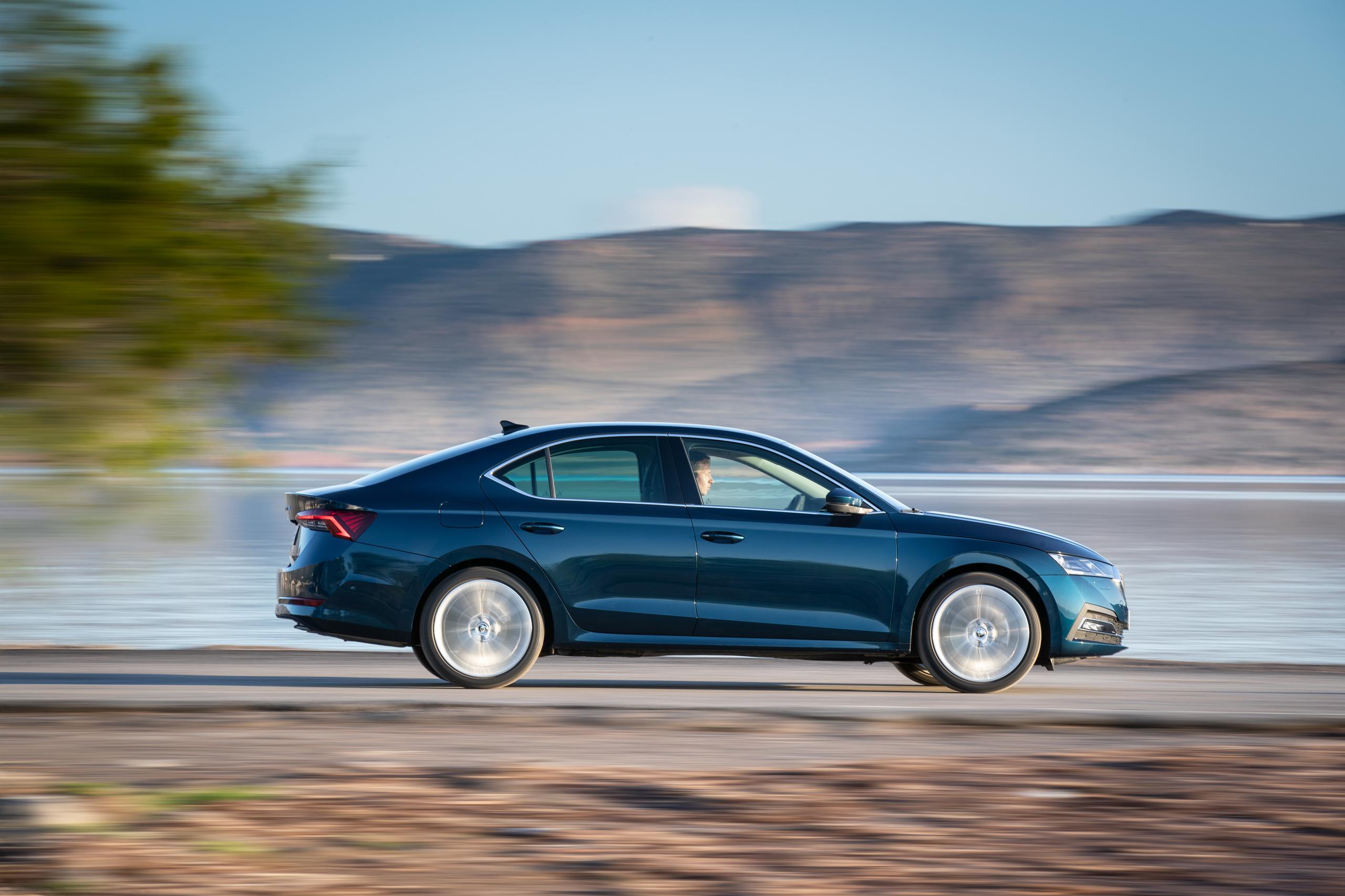 SKODA Octavia Hatch Side View Driving
