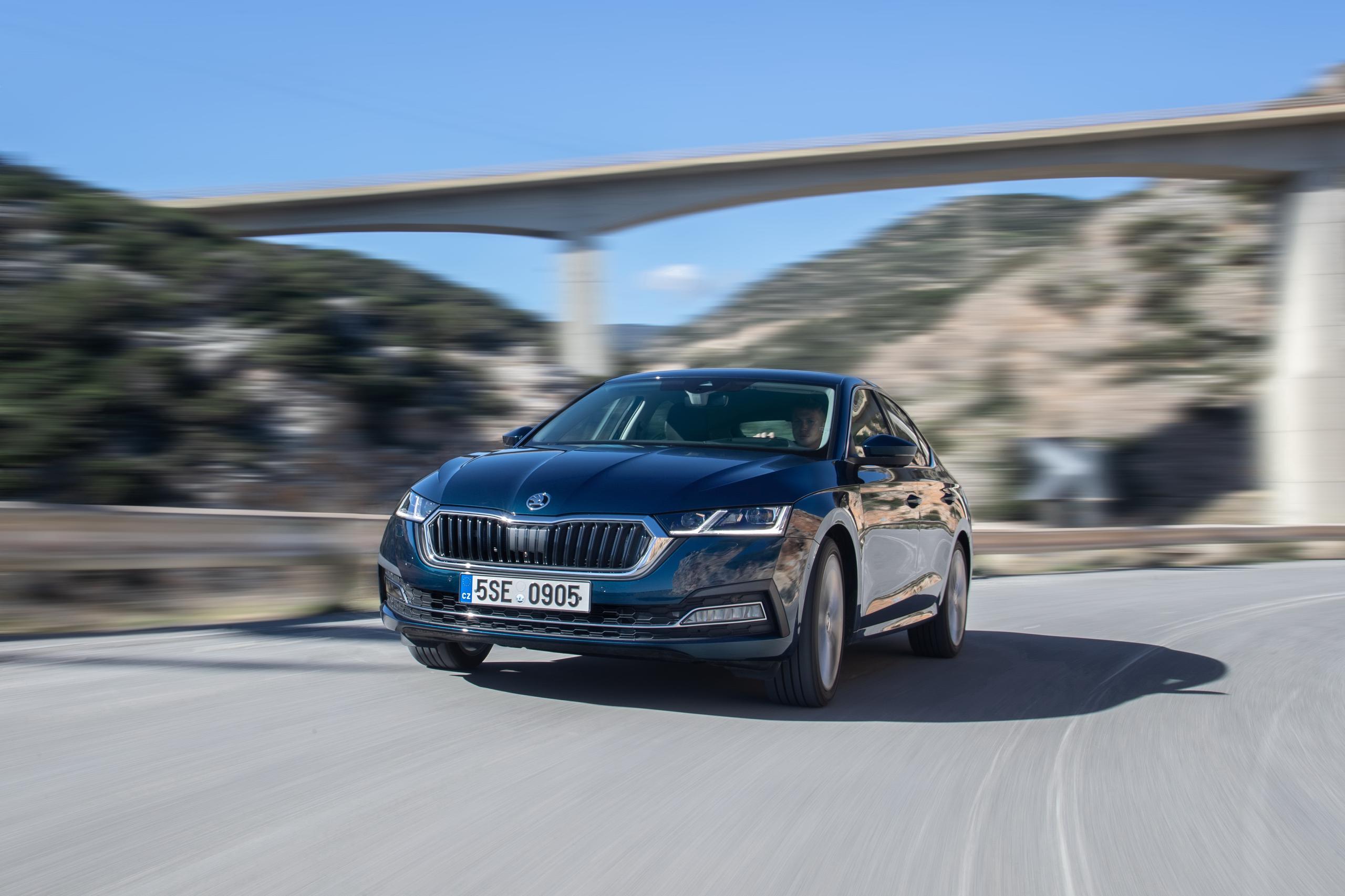 SKODA Octavia Hatch Front Side View