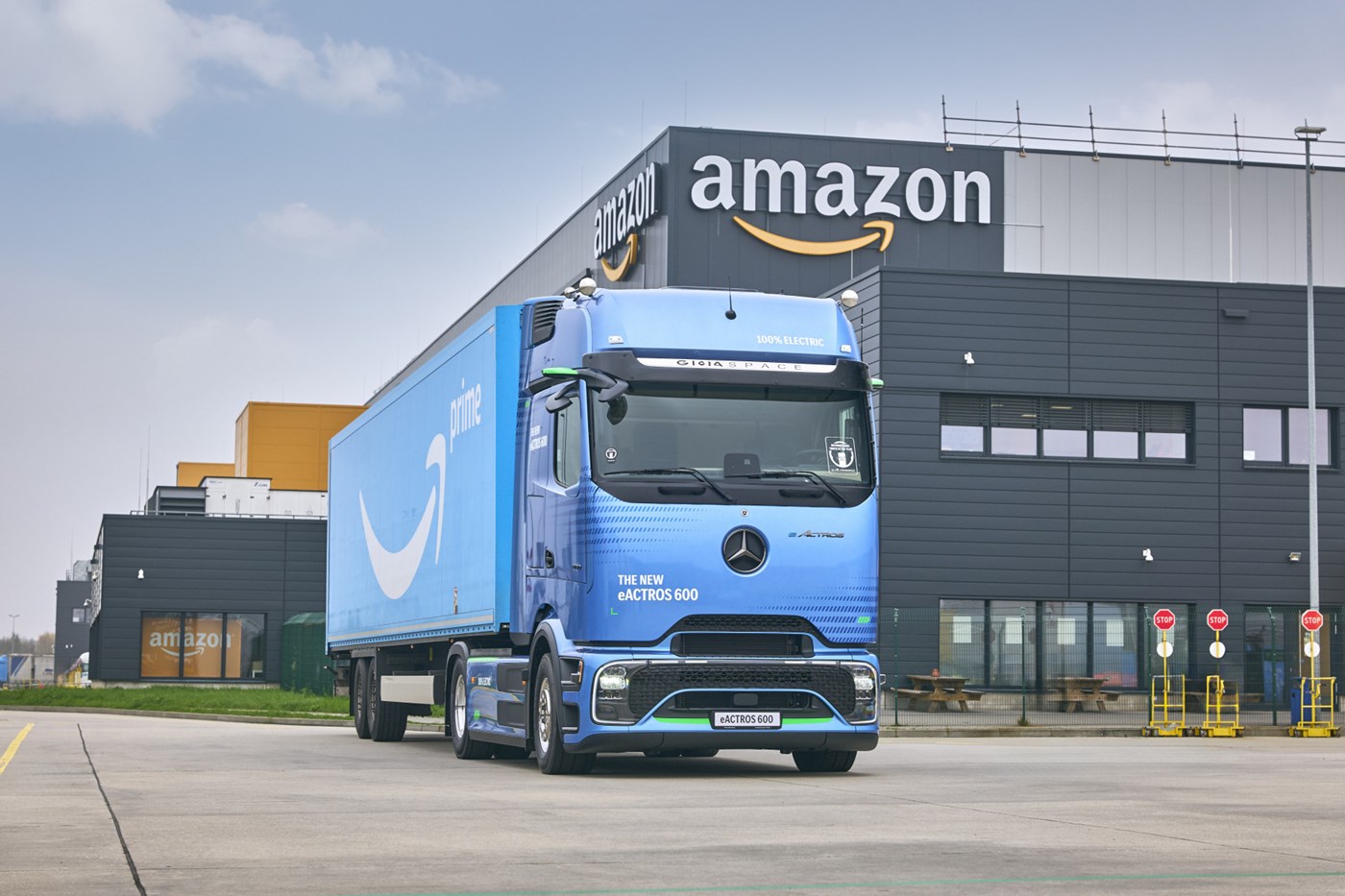 Major contract for Mercedes-Benz Trucks: Amazon delivers order of more than 140 eActros 600 for the UK