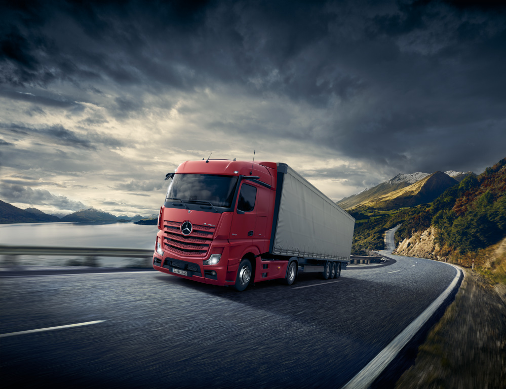 https://bluesky-cogcms.cdn.imgeng.in/media/45ah4v0j/new_actros_5_streamspace_hero_red.jpg