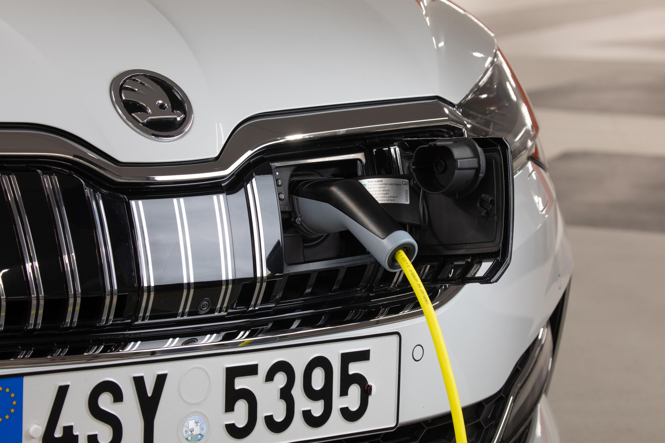 ŠKODA Superb charging