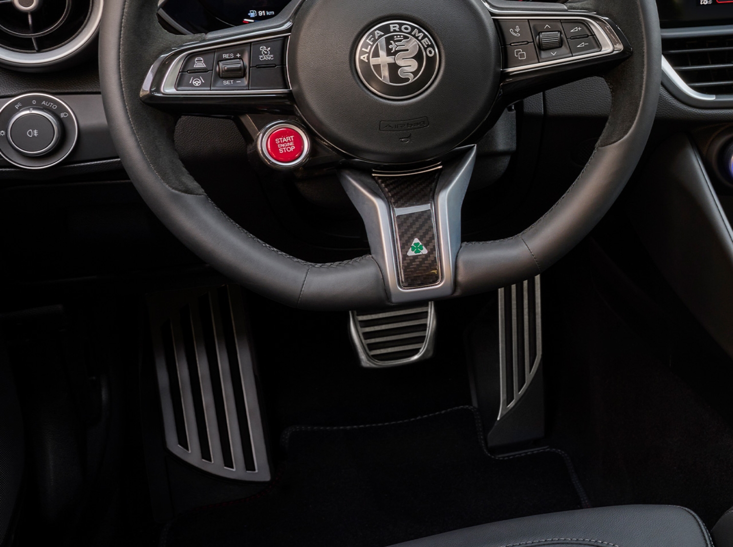 Giulia Quadrifoglio steering wheel