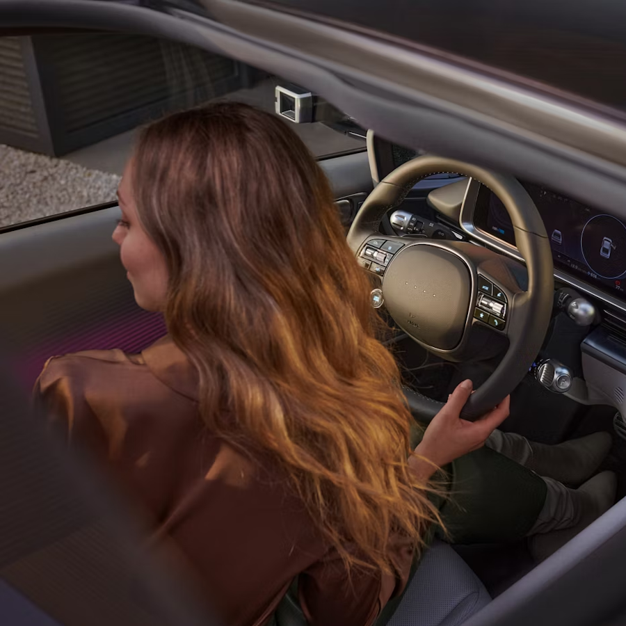 woman putting her seatbelt on