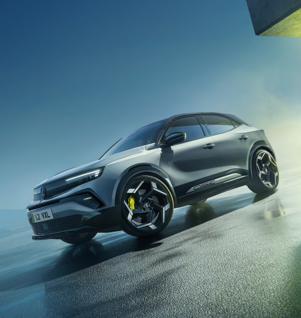 Dynamic front three-quarter view of the Vauxhall Grandland GSe in metallic grey, featuring bold LED Vizor lighting, angular alloy wheels with yellow brake calipers and muscular body styling.