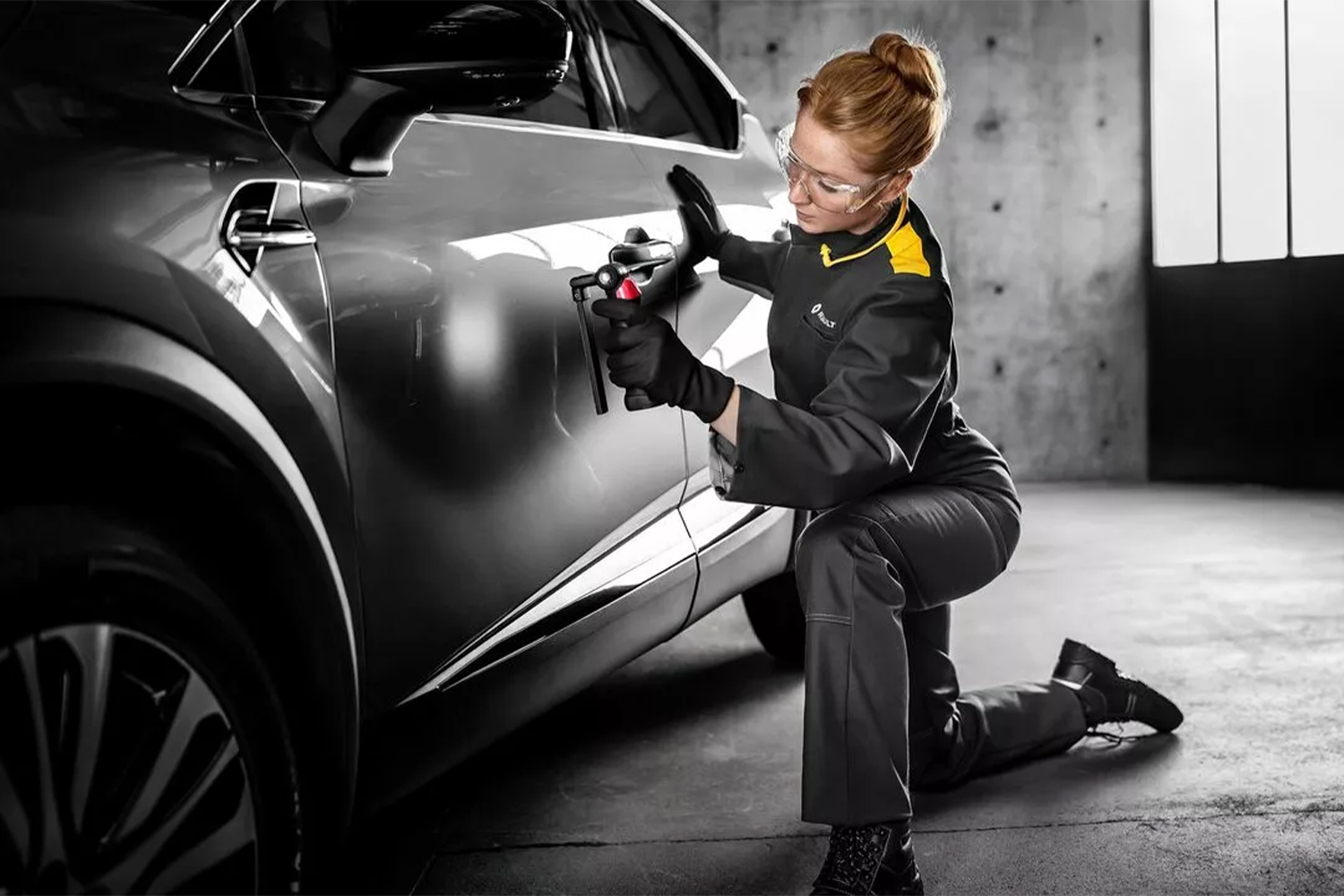 lady working on a Renault car