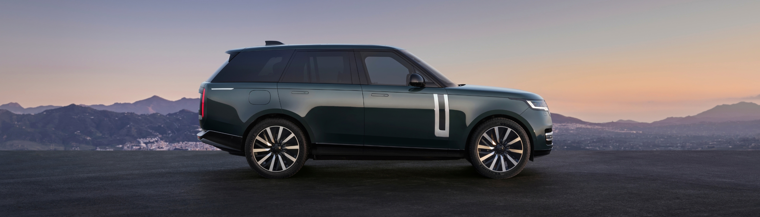 Range Rover Hybrid Front Side View