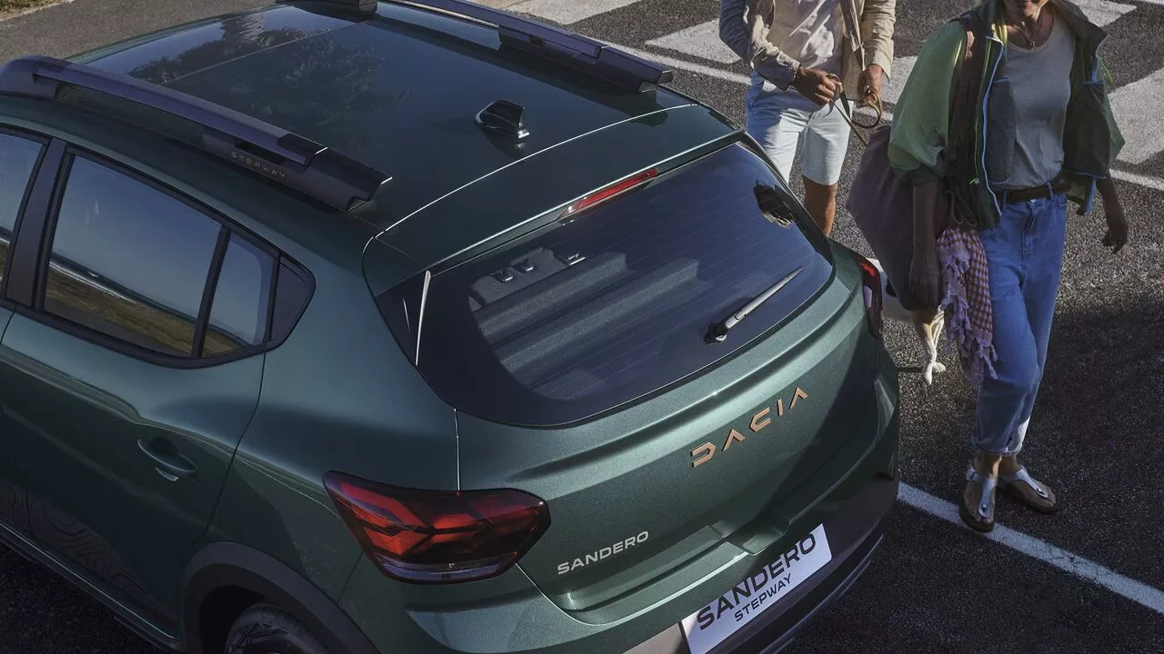 Exterior rear profile of the green Dacia Sandero Stepway.