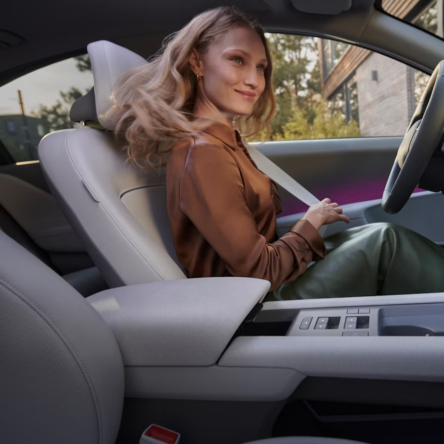 woman putting her seatbelt on