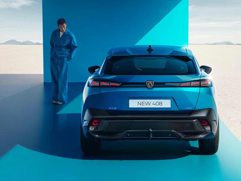 Rear view of the Peugeot 408 fastback, showcasing the full-width rear design, LED light signature and distinctive aerodynamic silhouette.