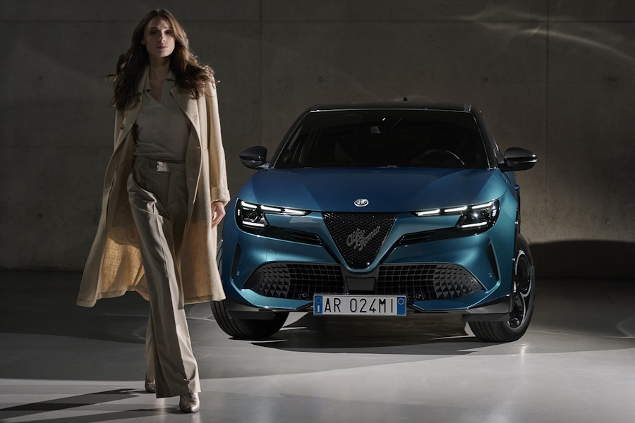 New Alfa Romeo Junior Ibrida 