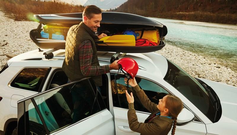 Couple packing a roof rack