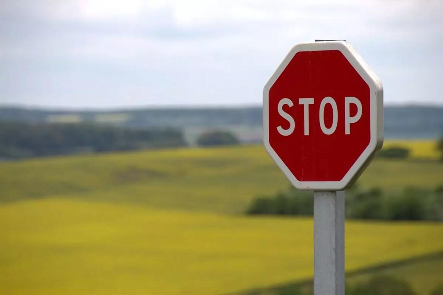 Red stop sign 