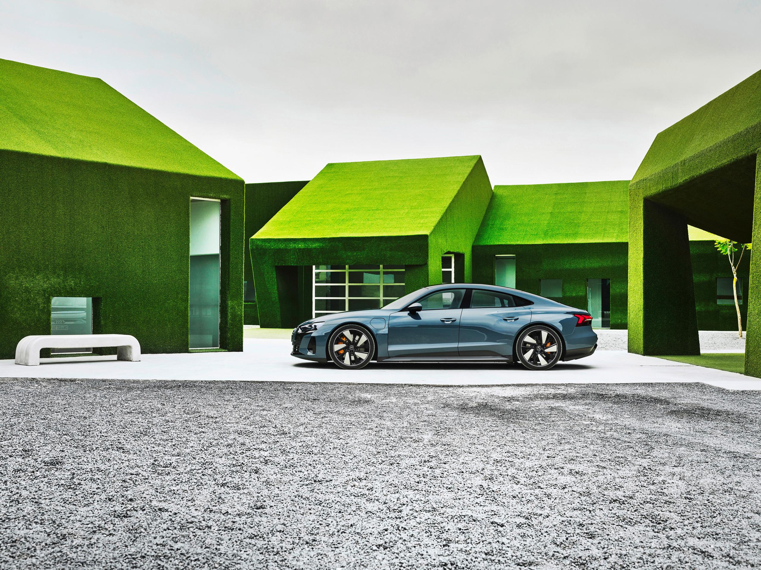 Audi e-tron GT side