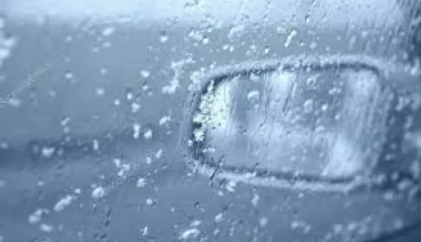 THE BEST WAYS TO DE-ICE YOUR CAR THIS WINTER