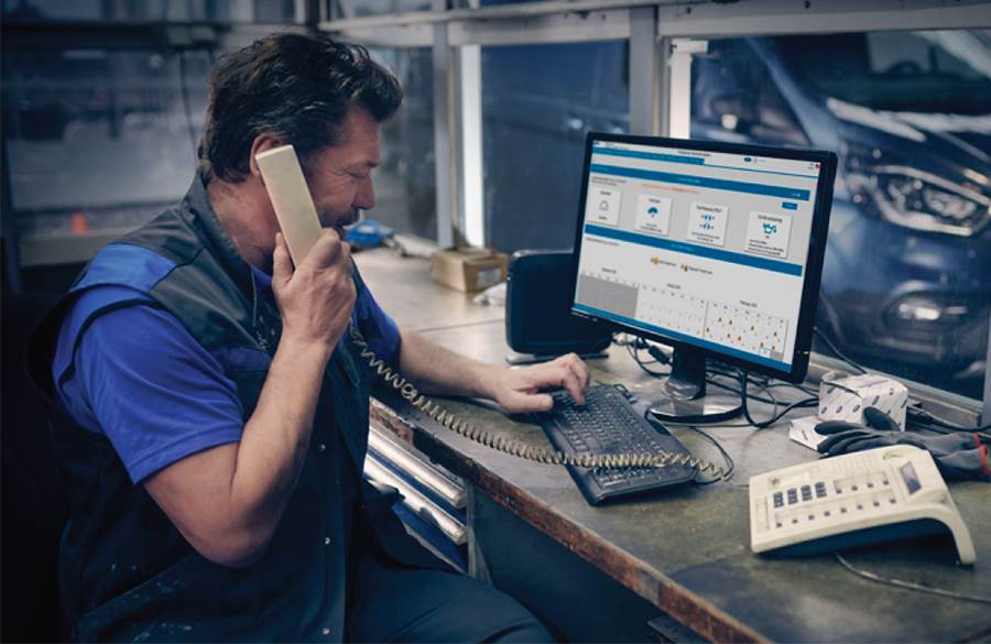 FordLiive agent answering the phone