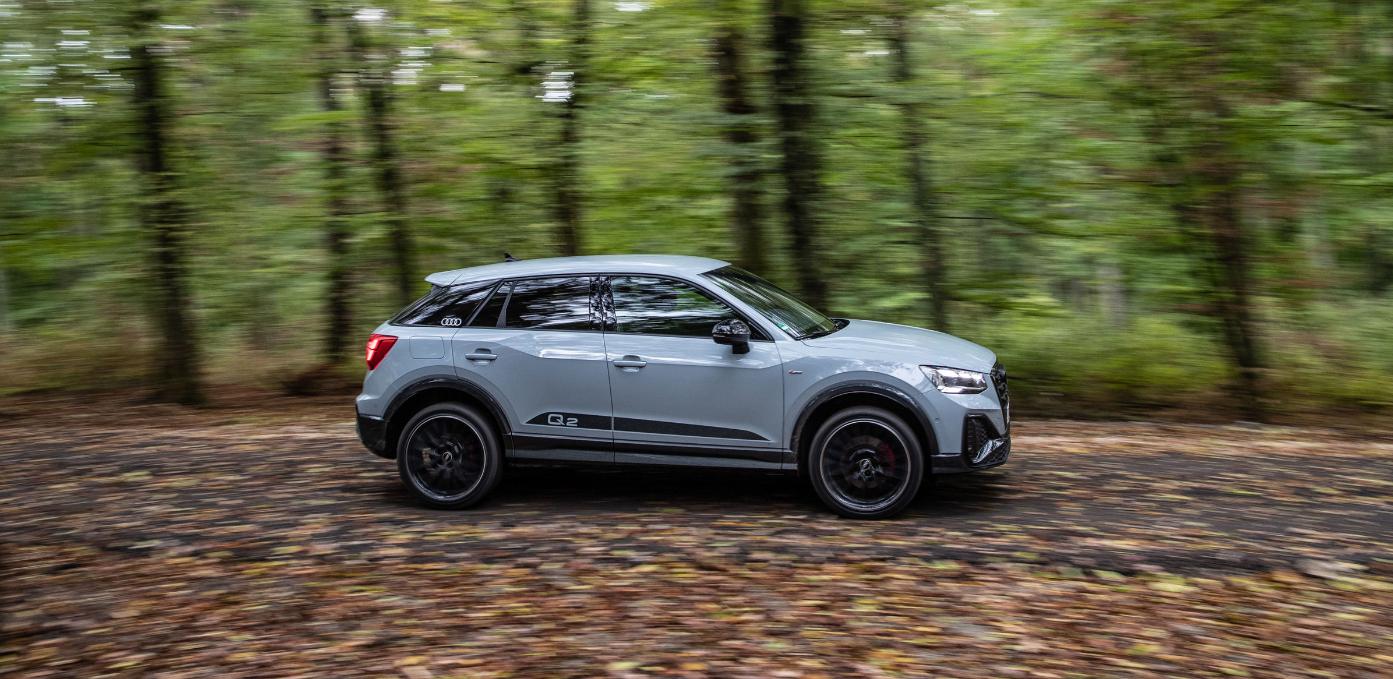 side view White Audi Q2