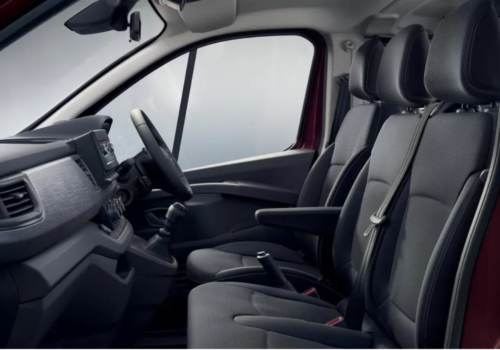 Trafic Passenger interior