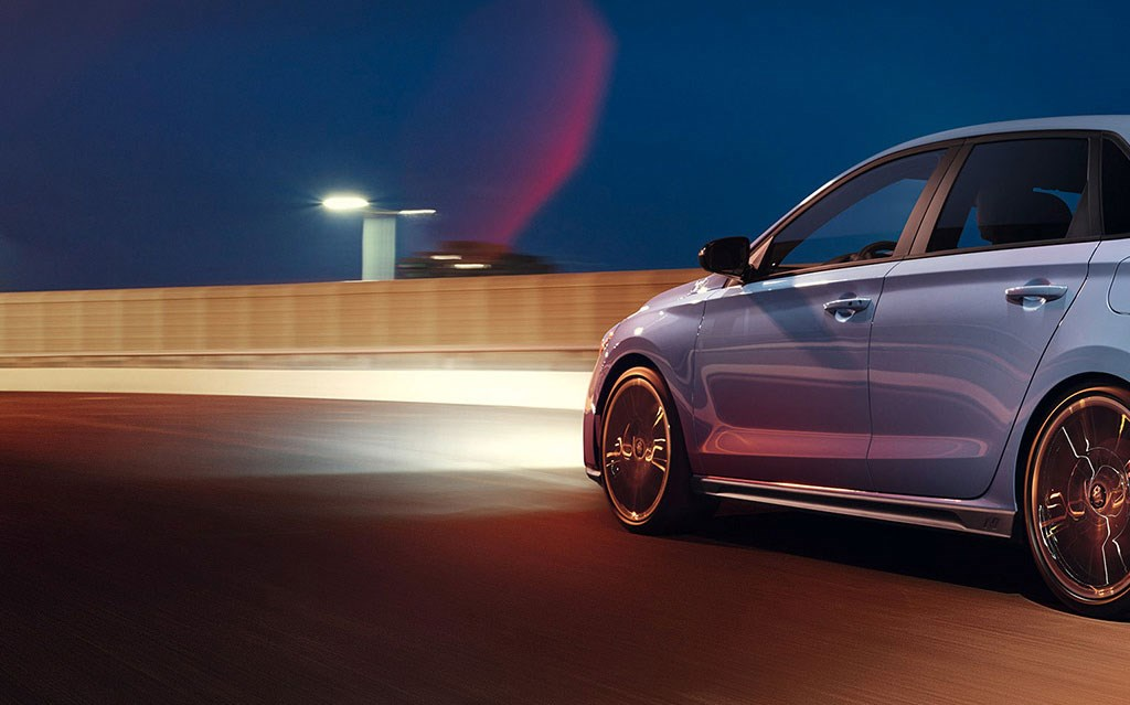 Hyundai i30 N driving at night
