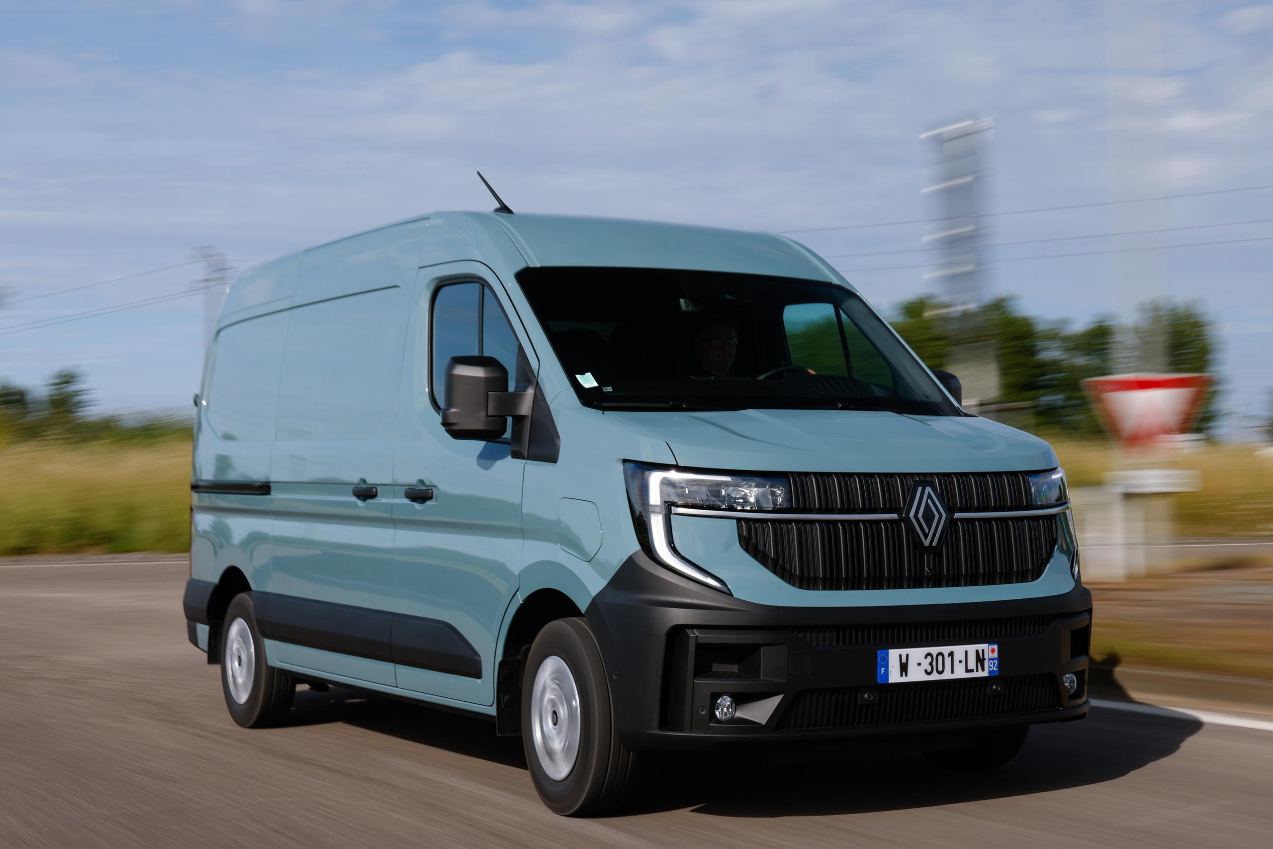 WHAT A HAUL! RENAULT MASTER SWEEPS 2025 PARKERS VAN AND PICKUP AWARDS