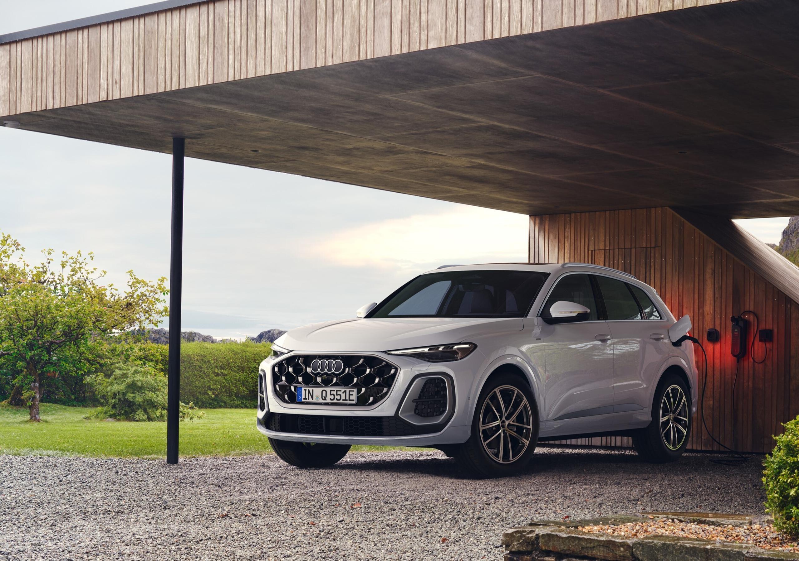 Audi Q5 e-Hybrid Front Side View