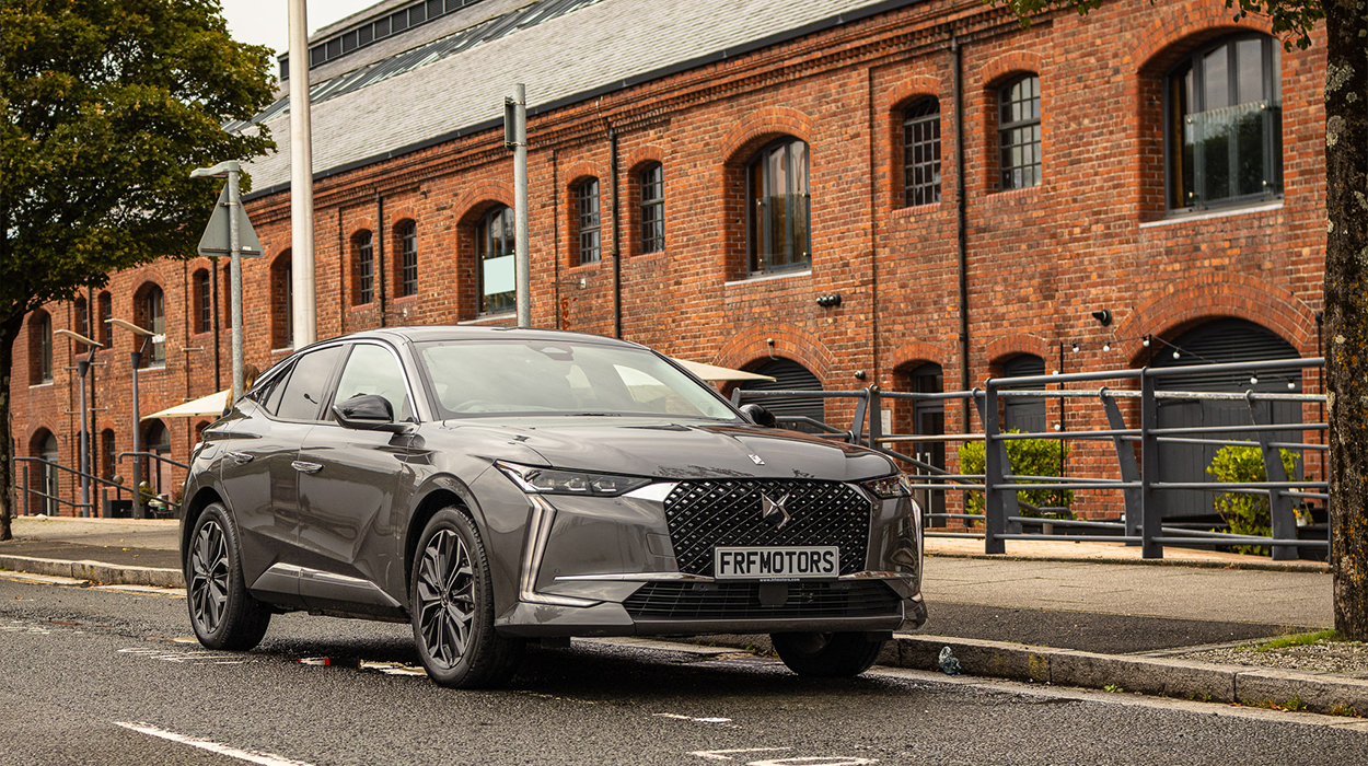 DS 4 exterior parked