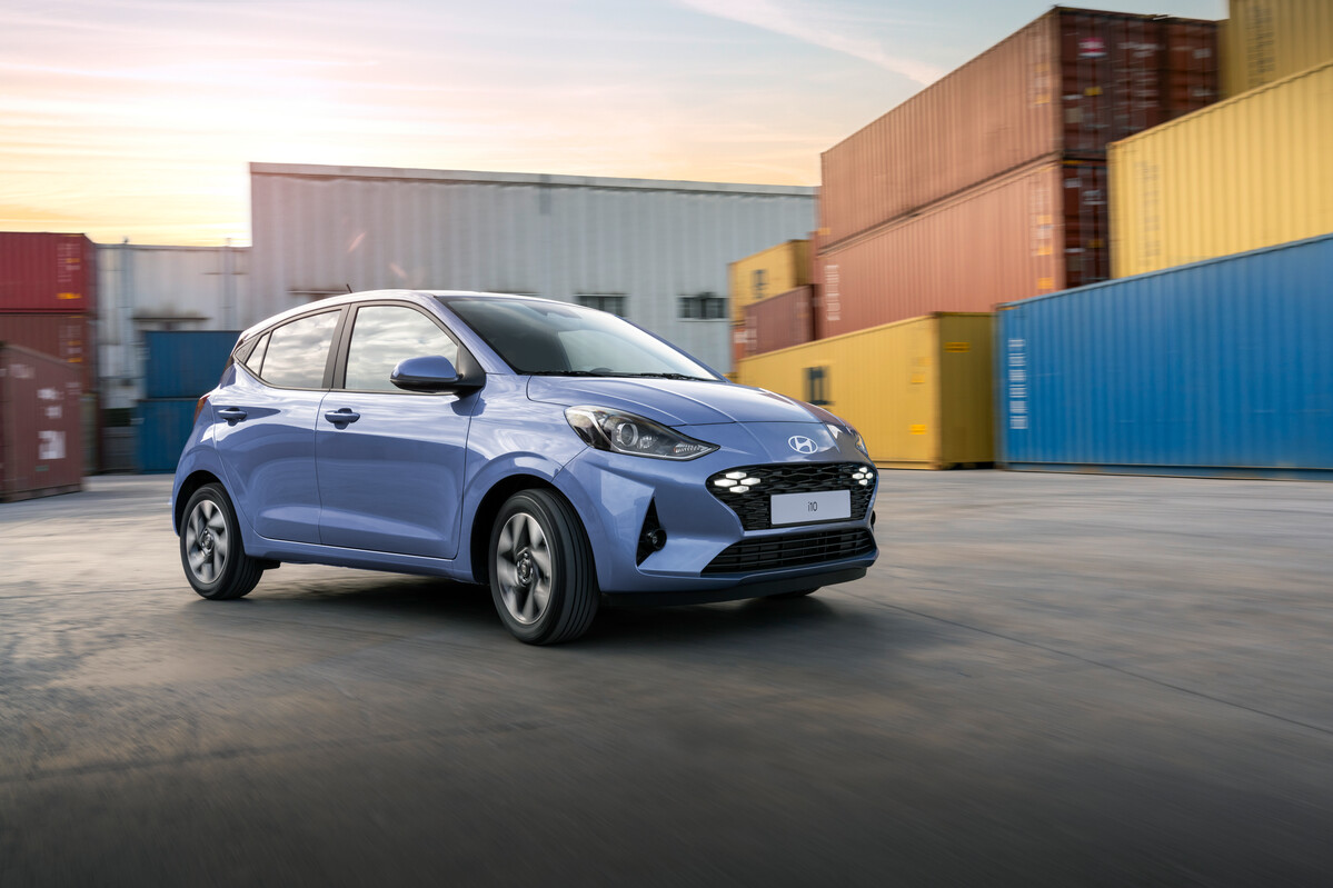 blue hyundai i10