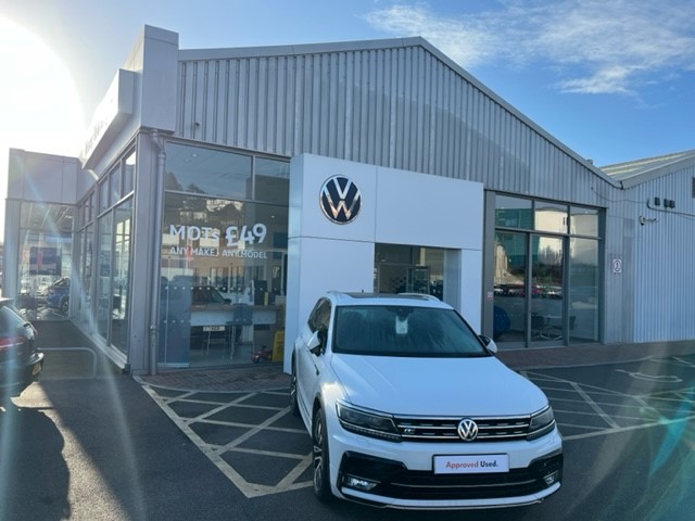 Murray Volkswagen Newton Abbot showroom exterior