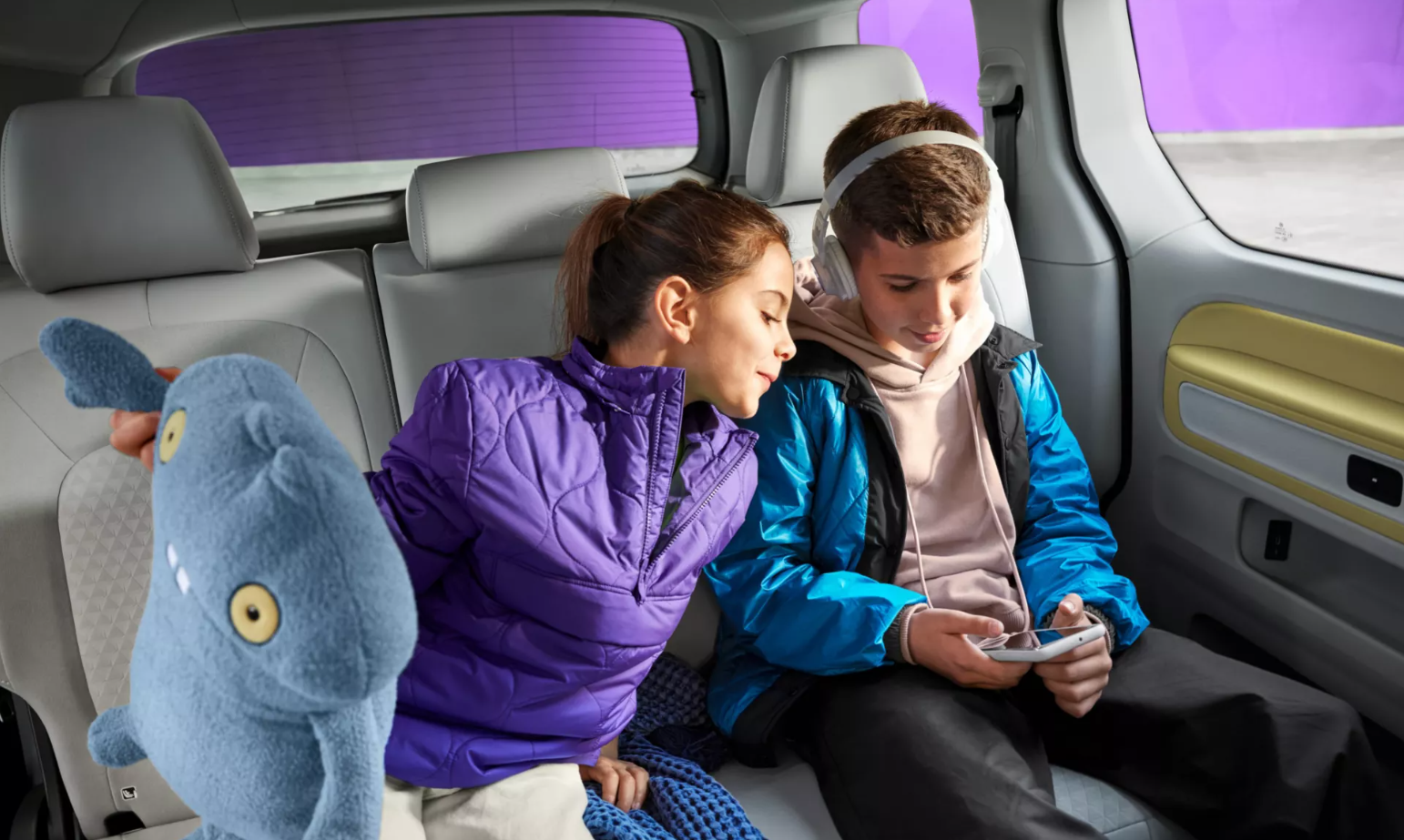 Children on back seats on phone