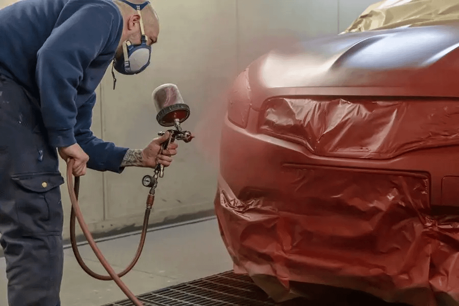 Mechanic Spray Painting Hyundai