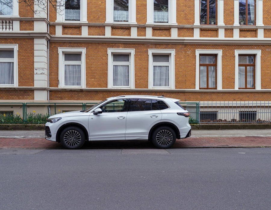 White Volkswagen Tiguan Side View