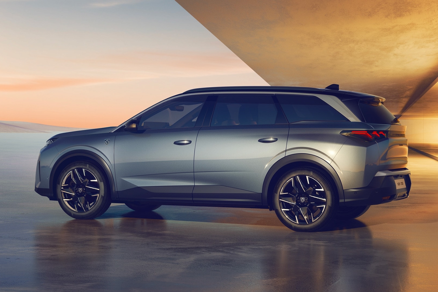Peugeot 5008 exterior side view.