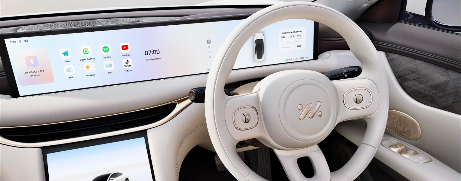MG IM5 Display Screen and steering wheel